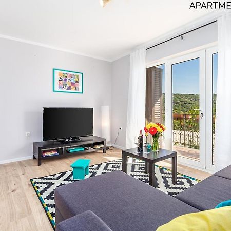 Apartments Alyss Ловран Екстериор снимка
