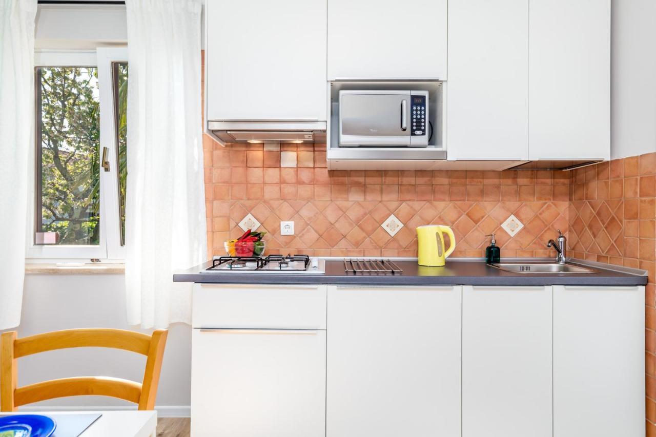 Apartments Alyss Ловран Екстериор снимка