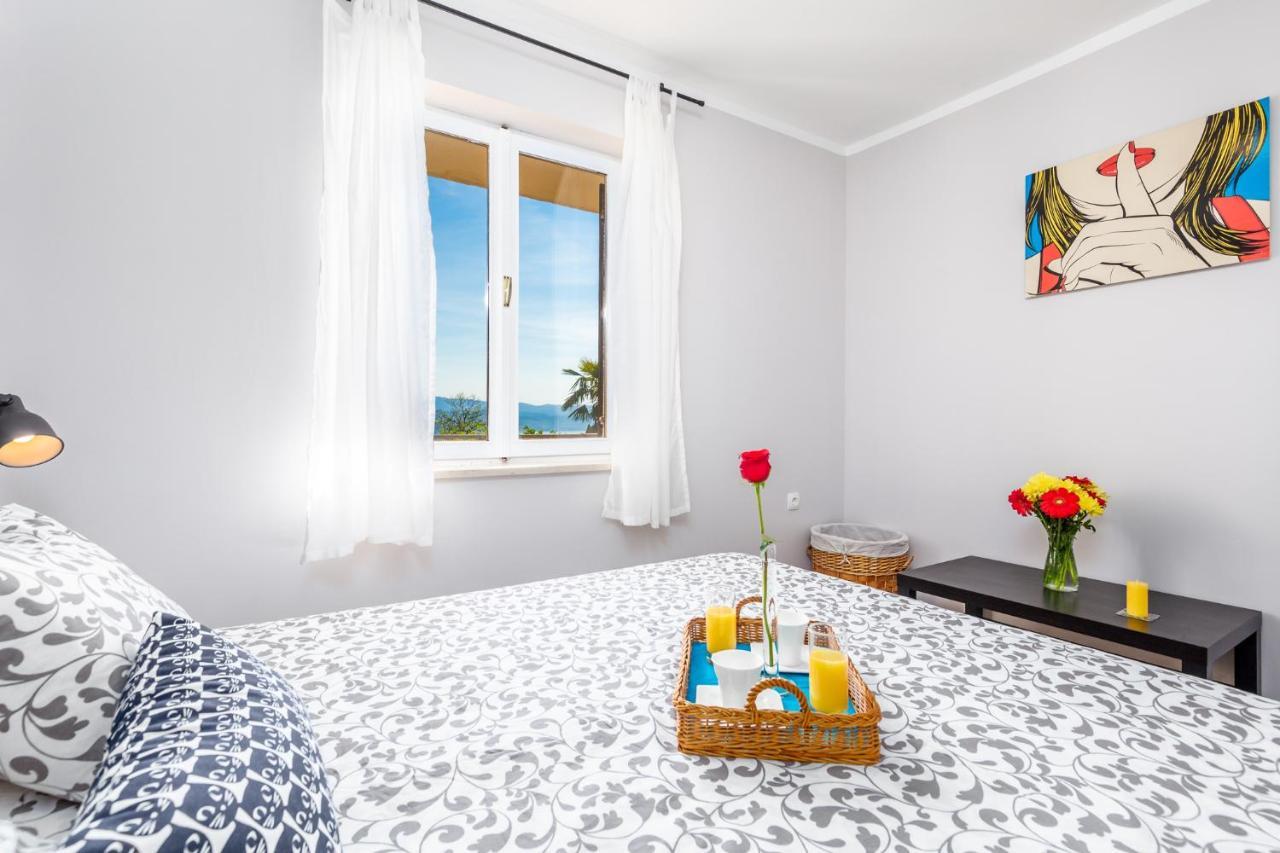 Apartments Alyss Ловран Екстериор снимка