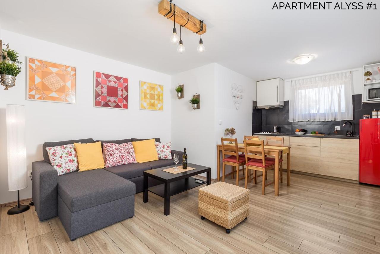 Apartments Alyss Ловран Екстериор снимка