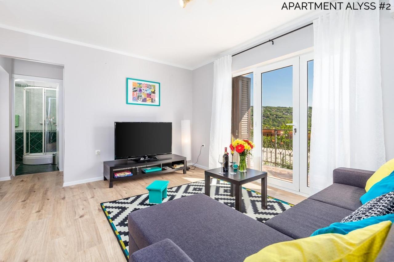 Apartments Alyss Ловран Екстериор снимка