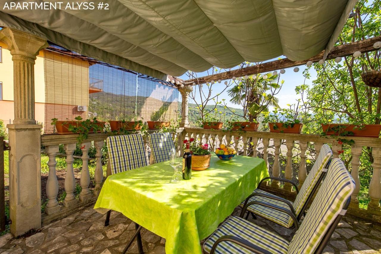 Apartments Alyss Ловран Екстериор снимка