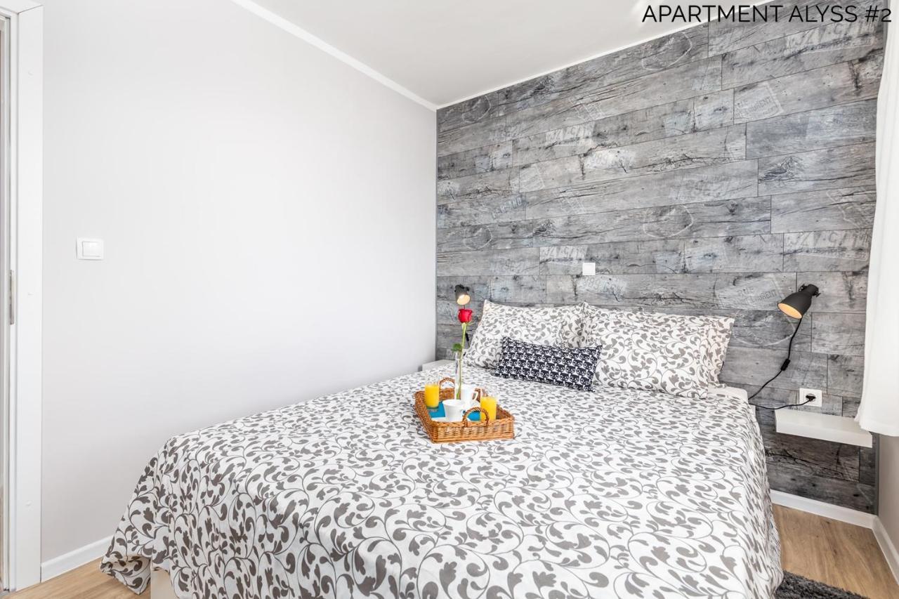 Apartments Alyss Ловран Екстериор снимка