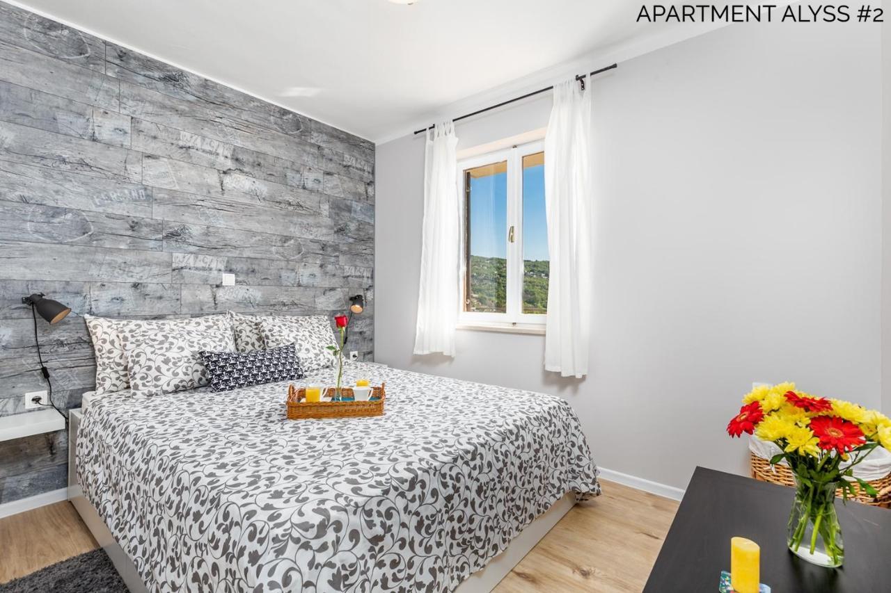 Apartments Alyss Ловран Екстериор снимка