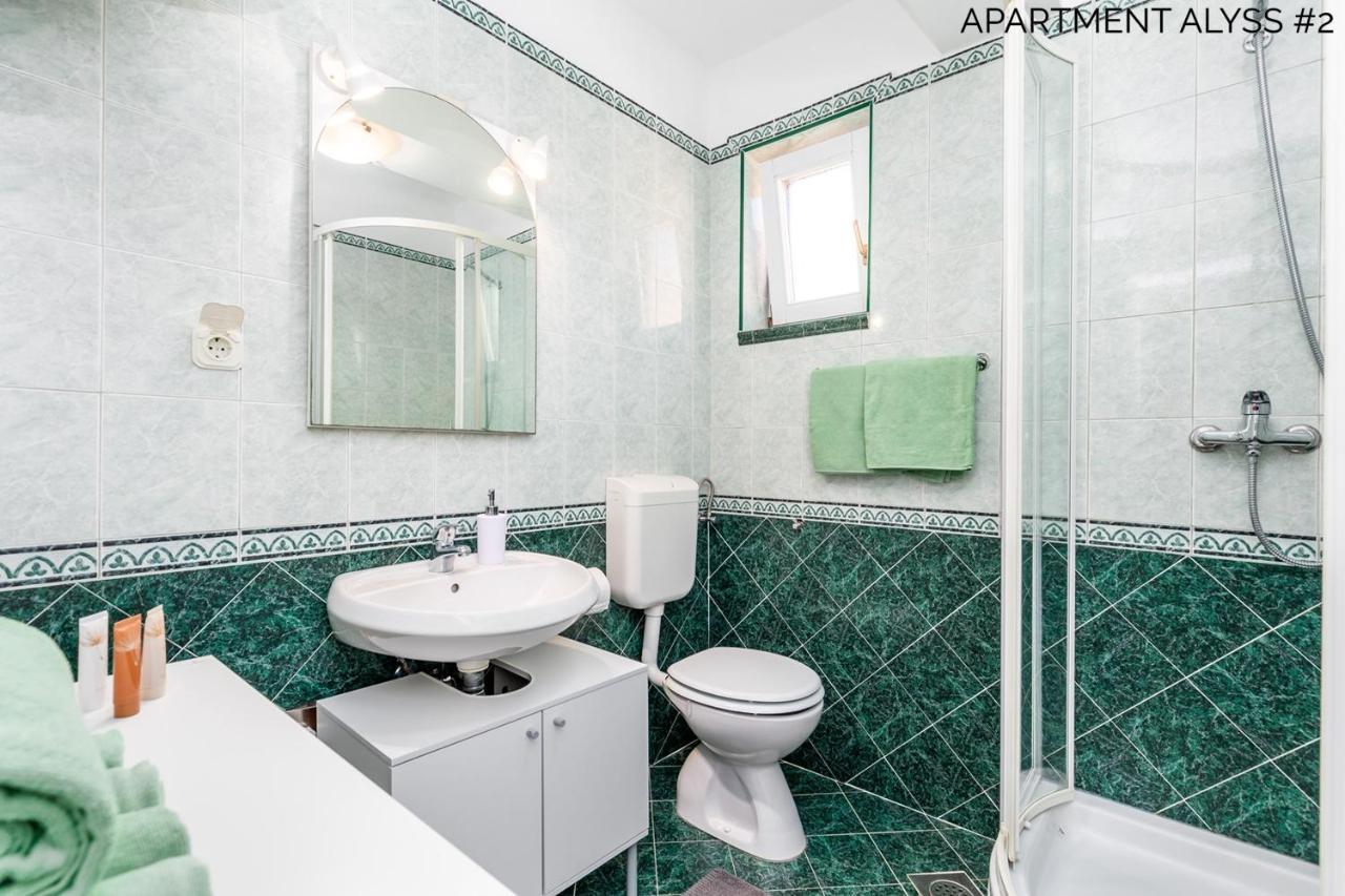 Apartments Alyss Ловран Екстериор снимка